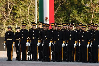 Realizan ceremonia conmemorativa del 85 aniversario de la creación de la Escuela Militar de Oficiales de Sanidad; exhorta a seguir preparándose