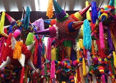 ¿Cuál es el origen de las piñatas en México y su significado?