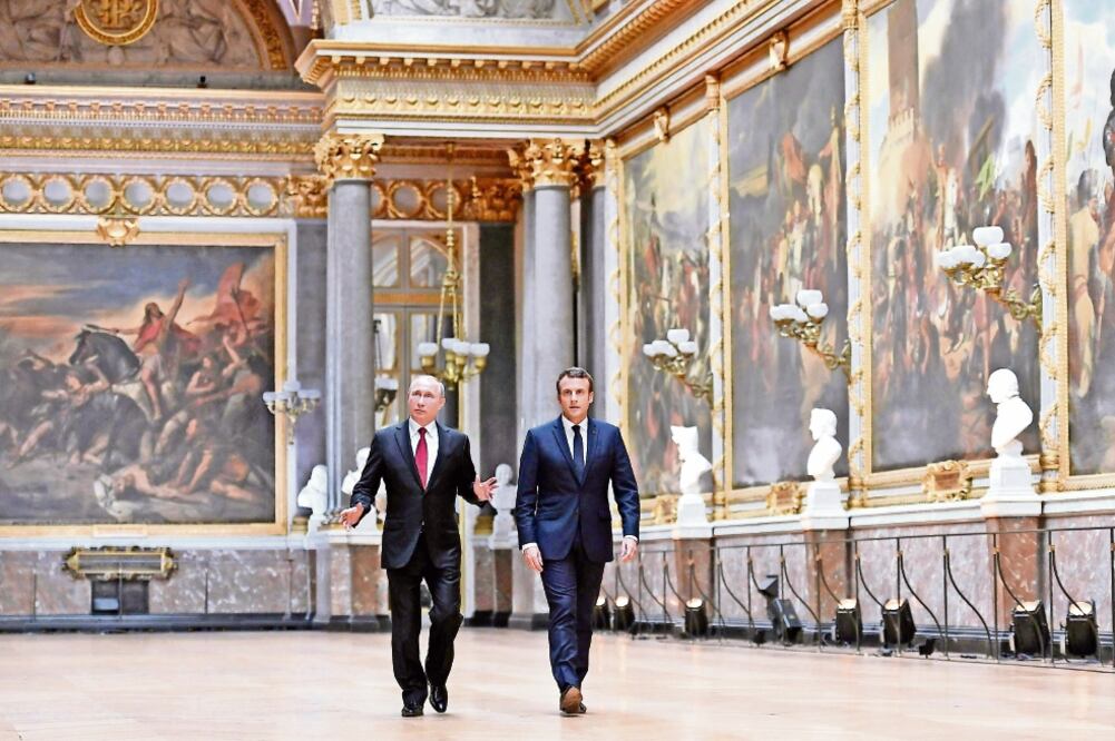 El presidente ruso, Vladimir Putin (izq.), y su homólogo francés, Emmanuel Macron, al llegar ayer a una conferencia conjunta en el Palacio de Versalles (STEPHANE DE SAKUTIN. EFE)