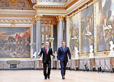 Macron y Putin se miden en Versalles