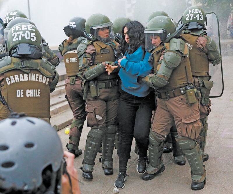 Oficiales de policía detuvieron a un manifestante durante una protesta por el modelo económico estatal de Chile, en Santiago. Foto/HENRY ROMERO. REUTERS