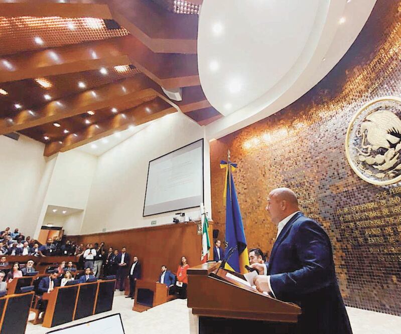 El mandatario de Jalisco, Enrique Alfaro Ramírez, decidió rendir su Primer Informe ante el Congreso local, hecho que no ocurría desde hace 11 años, por lo que aseveró que es algo que nunca debió cambiar.
