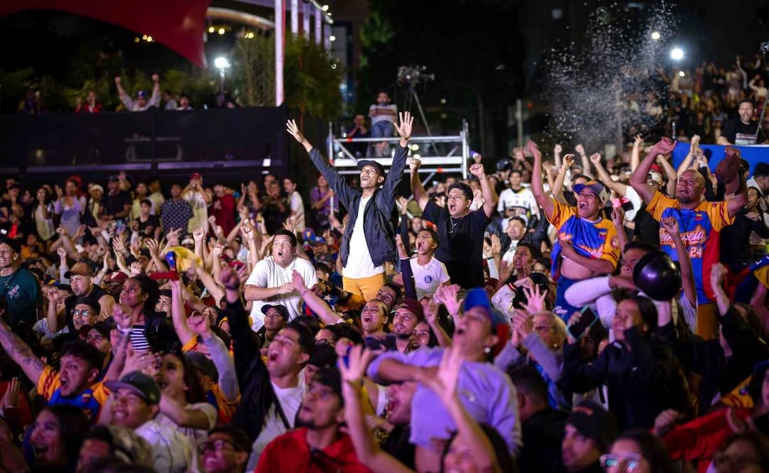 Gente celebra la victoria de Venezuela ante Estados Unidos en la final del Clásico Mundial de Béisbol en Caracas, Venezuela. Foto: Ronald Peña R / EFE