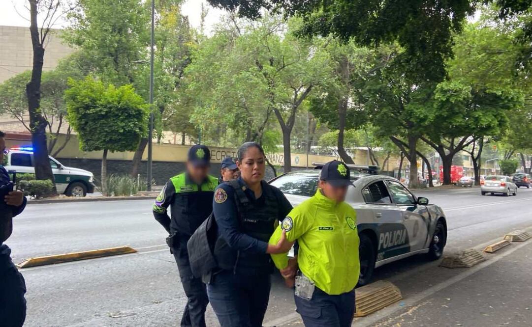 Detienen a 2 policías de tránsito por presunta corrupción (30/04/2025). Foto: Juan Carlos Williams / EL UNIVERSAL