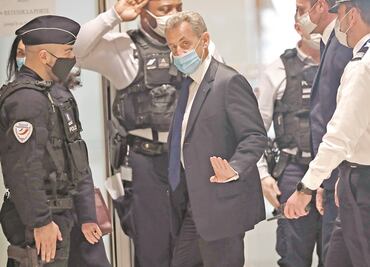 Condenan a prisión domiciliaria a Nicolas Sarkozy