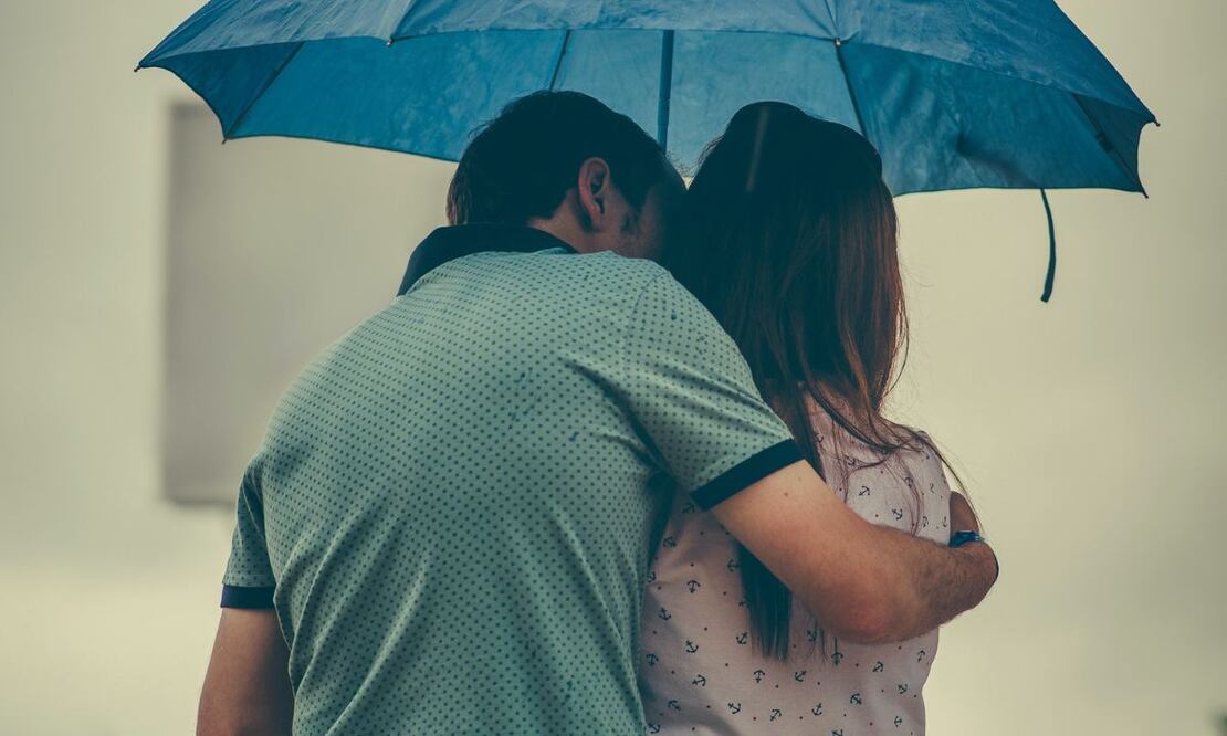 Un joven busca a la chica a la que acompañó bajo un paraguas. Fuente: Pexels.