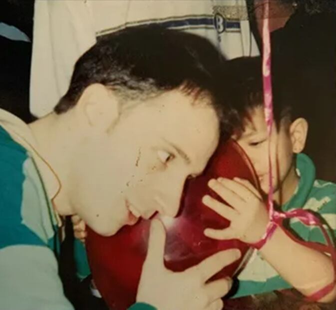 Protagonista de “Las pistas de Blue” se reencuentra con fan tras 20 años; rompen en llanto