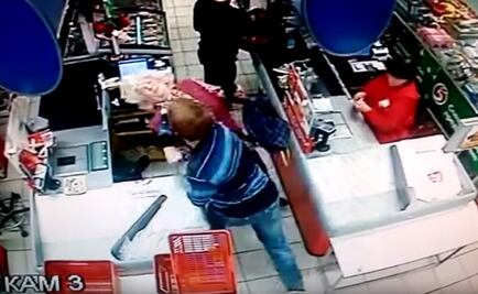 Sin razón alguna, hombre da golpiza a anciana en Rusia