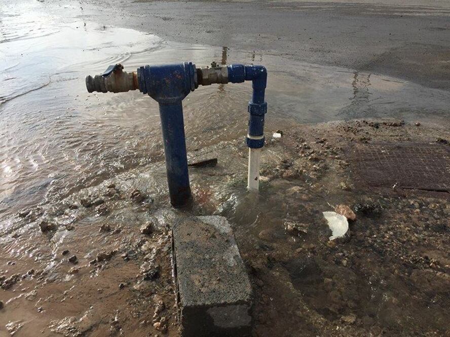 Una pipa propiedad del Ayuntamiento de Río Bravo rompió accidentalmente un hidrante de donde pretendían tomar agua, “de forma irregular” (Foto: Cortesía Comapa)