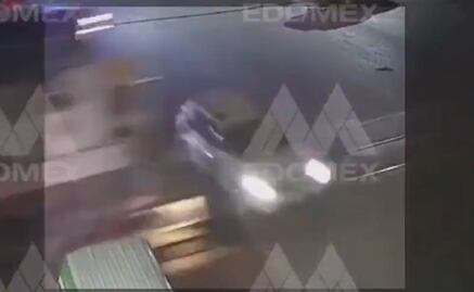 VIDEO: Misión imposible, conductor intenta ganarle a tren de Ecatepec y falla; termina embestido