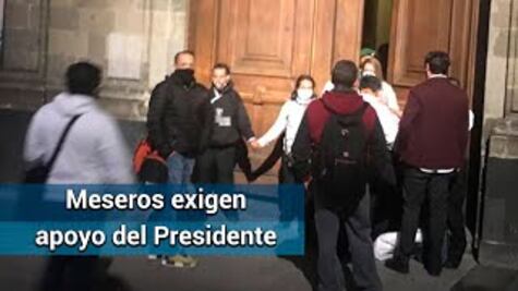 Meseros bloquean accesos a Palacio Nacional para exigir apoyos para enfrentar Covid-19