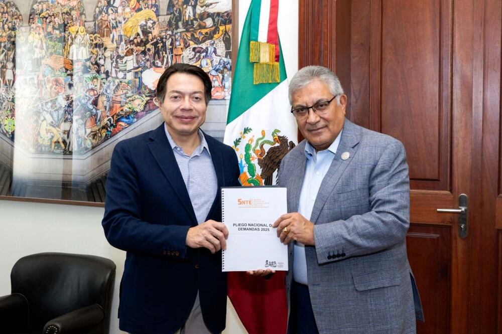 Alfonso Cepeda Salas, dirigente del SNTE, entrega demandas al secretario de Educación Pública, Mario Delgado. Foto: Especial.