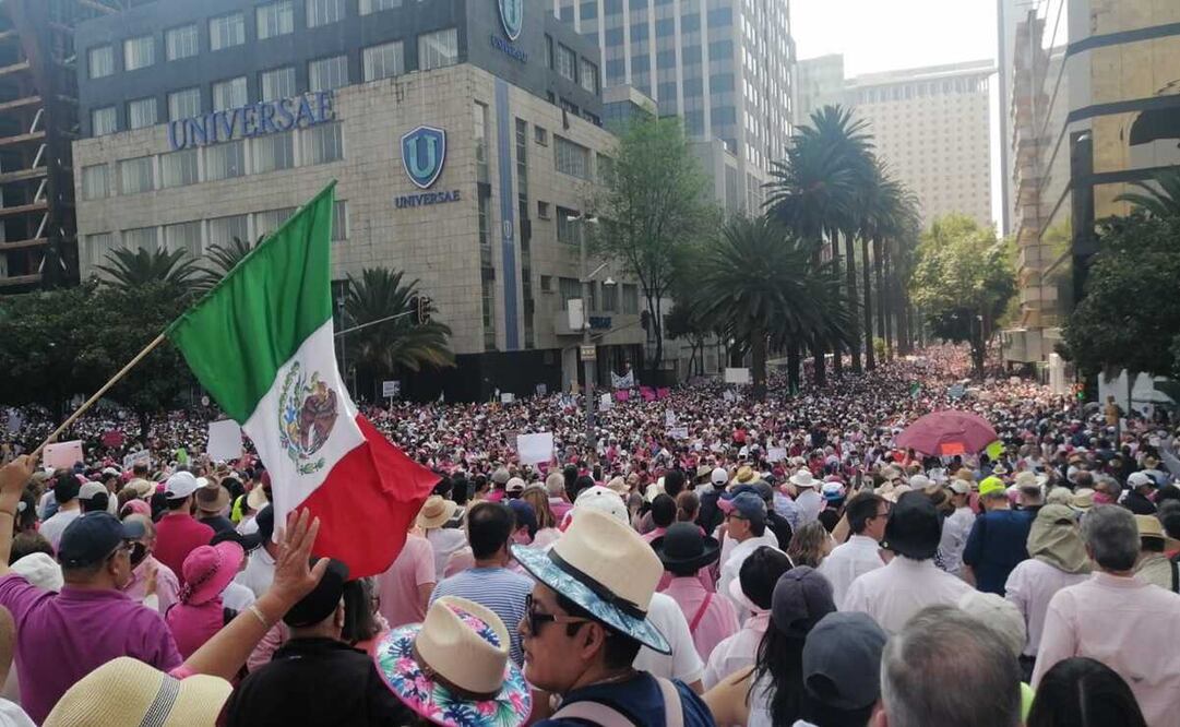 Este domingo se lleva a cabo la marcha en defensa del INE del Ángel de la Independencia hasta el Monumento a la Revolución, donde concluirá con un mitin en donde el orador principal será el expresidente del IFE, José Woldenberg.

Foto: Víctor Gamboa EL UNIVERSAL