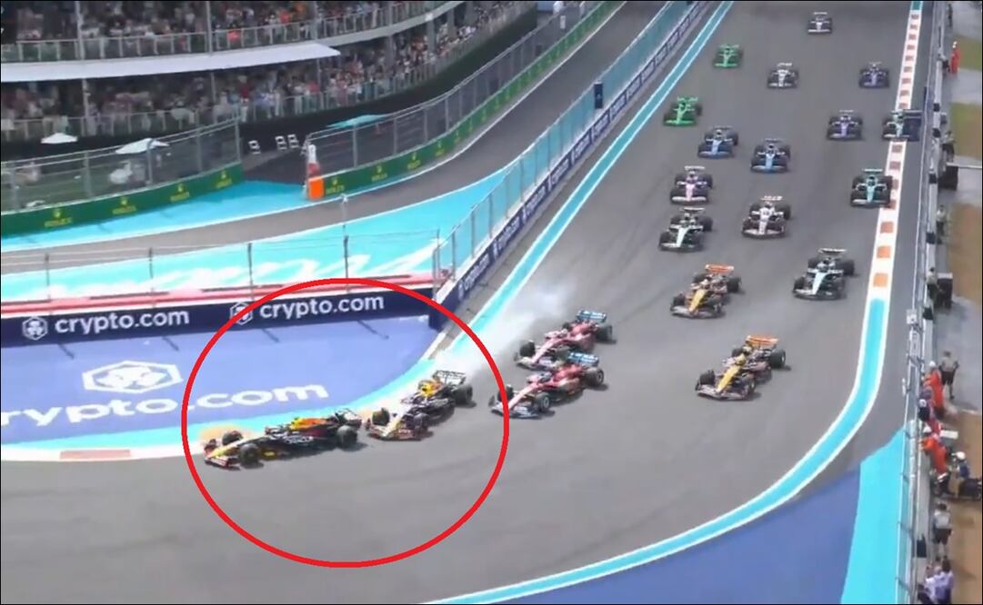 Checo Pérez estuvo cerca de chocar con Max Verstappen en la largada del GP de Miami - Foto: Captura de pantalla