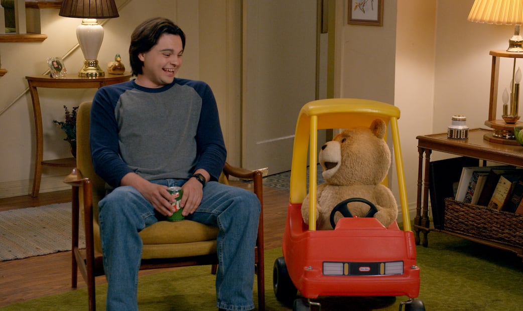 “Ted”: la serie regresa con una segunda temporada y más comedia incómoda (Photo by: Peacock)