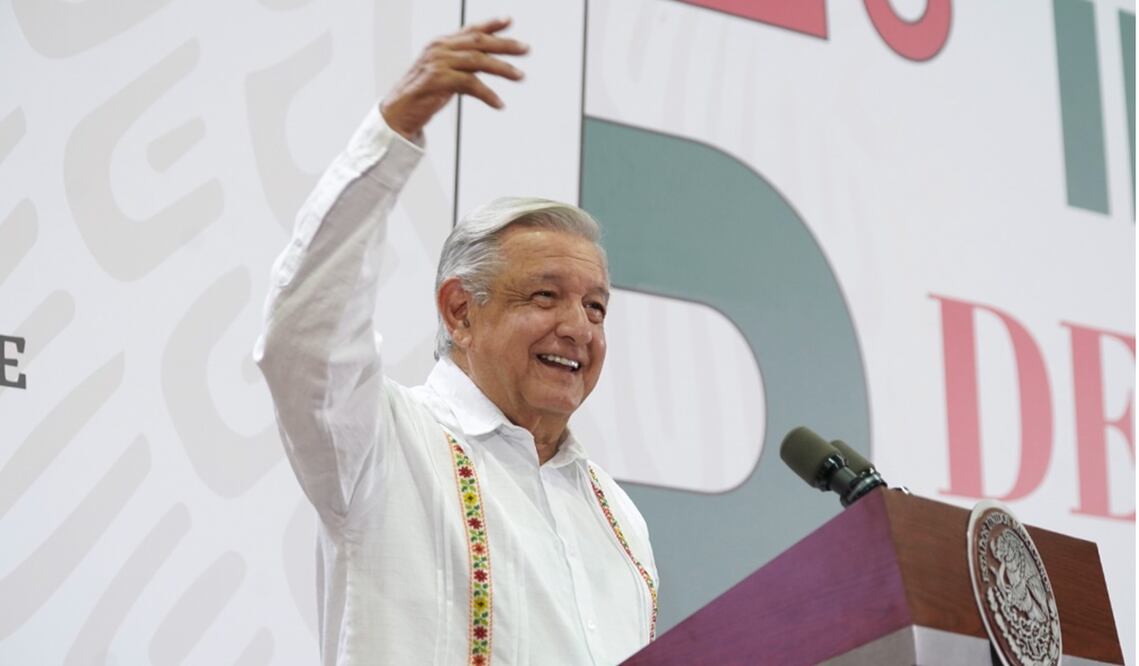 El presidente Andrés Manuel López Obrador destacó la política de su administración de “cero corrupción y austeridad” con la que se han construido diversas obras como aeropuertos, caminos rurales, carreteras libres de peaje y el Tren Maya. Foto: especial