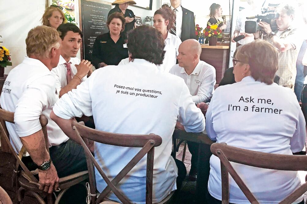 El primer ministro de Canadá, Justin Trudeau, ayer durante una reunión con agricultores en la ciudad de Ottawa. (MICHEL COMTE. AFP)