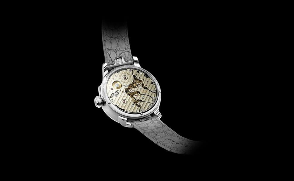 Vista del fondo de la caja del nuevo modelo deja ver el calibre L.U.C 08.03-L de cuerda manual.