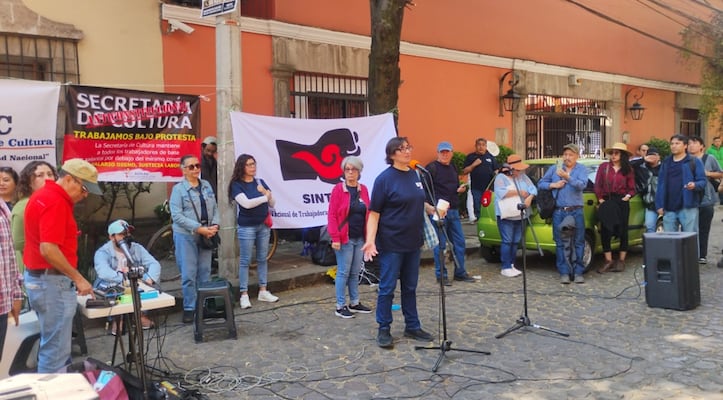 "Presupuesto digno para Radio Educación", demandan en protesta frente a la Secretaría de Cultura