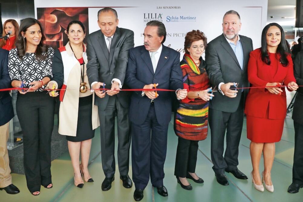 Senadores y funcionarios inauguraron ayer la exposición Incendio de un Sueño, que estará hasta el 10 de marzo en el Patio del Federalismo (JUAN CARLOS REYES. EL UNIVERSAL)