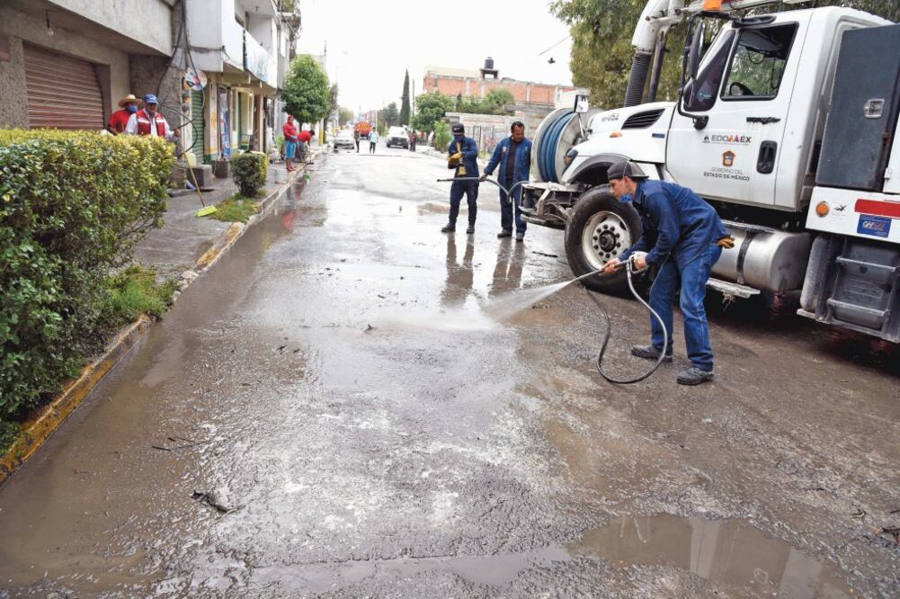 Acciones. La desinfección de las áreas afectadas fue reforzada con la aplicación de vacunas. (CORTESÍA)