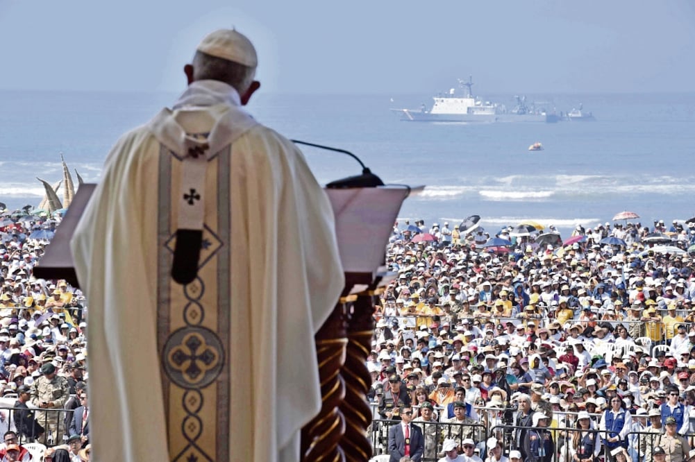 El papa Francisco ofició ayer una misa multitudinaria en la playa de Huanchaco, a las afueras de la ciudad de Trujillo. (EFE)