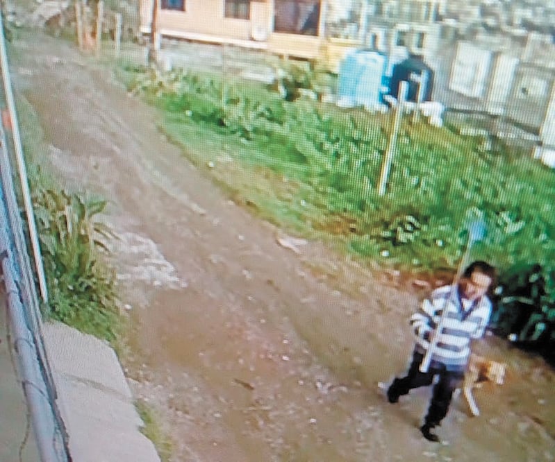 Vecinos aportaron imágenes de cuando el acusado llevaba al perro con una cadena, previo a asesinarlo, aseguran. Foto: ESPECIAL