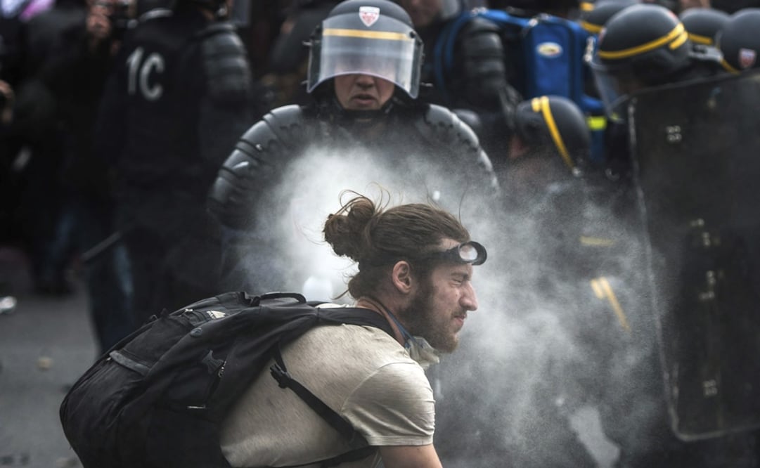 La policía antidisturbios lanza botes de gas lacrimógeno contra los manifestantes durante una protesta celebrada en la plaza de la Nación de París, Francia (Foto: Archivo/EFE) 