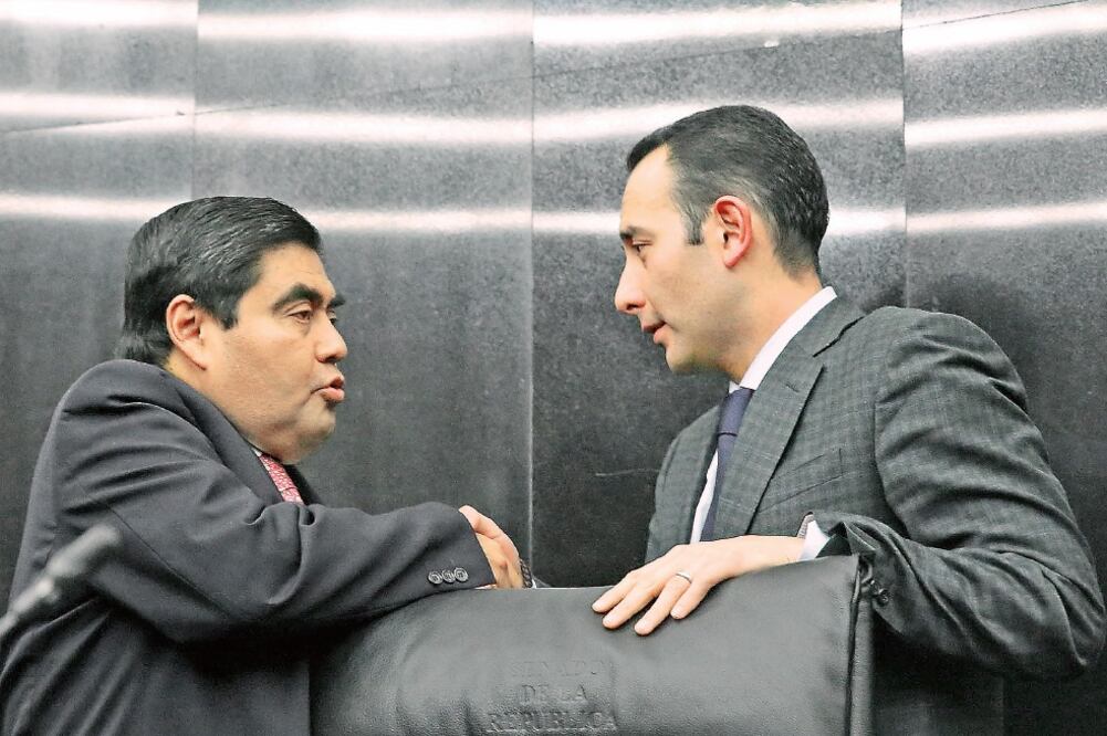 Miguel Barbosa (PRD) y Roberto Gil (PAN) coincidieron anoche. El primero deja la Mesa Directiva de la Cámara Alta y el segundo se perfila para encabezarla (ESPECIAL)