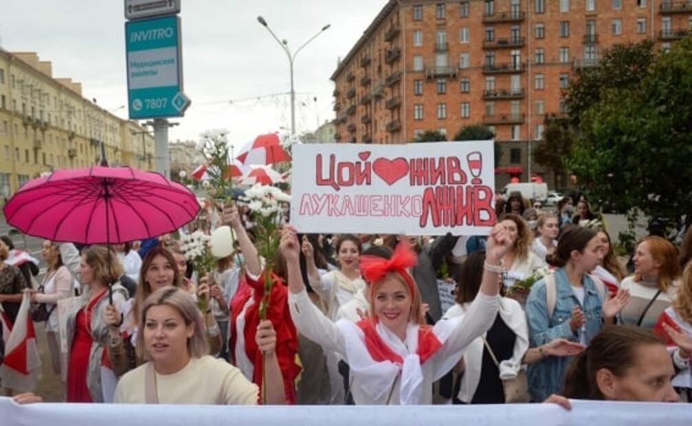 Más de 10 mil mujeres marchan en Minsk contra la violencia policial en Bielorrusia