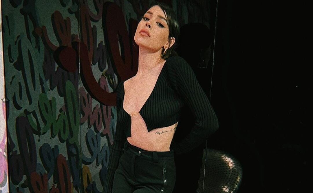 Danna Paola complementa su look con un accesorio de lujo / Foto: Instagram @dannapaola