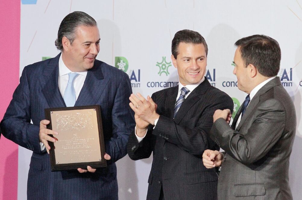 El presidente Enrique Peña Nieto encabezó la clausura de la 22 Reunión Anual de la Concamin. Lo acompañan Gerardo Gutiérrez Candiani e Ildefonso Guajardo (CARLOS MEJÍA. EL UNIVERSAL)