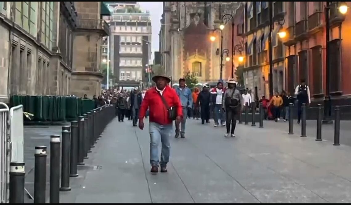 Integrantes de la CNTE bloquean todos los accesos a Palacio Nacional la mañana del 21 de mayo de 2025. Foto: especial
