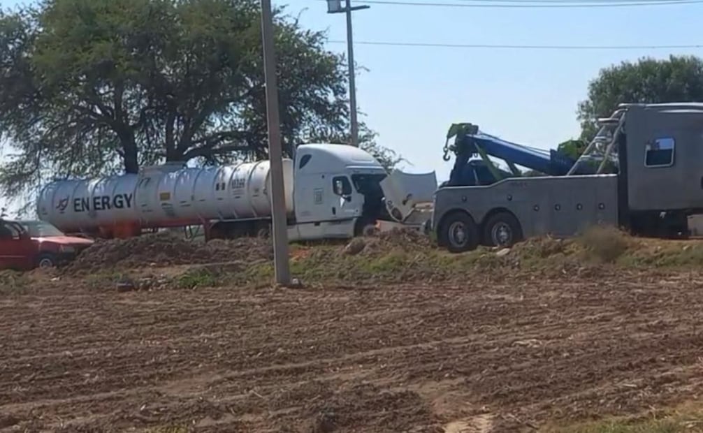 Fuerzas federales aseguran toma clandestina y tractocamión abandonado por huachicoleros en Teocalco, Hidalgo; no hay detenidos.
Foto: Especial.