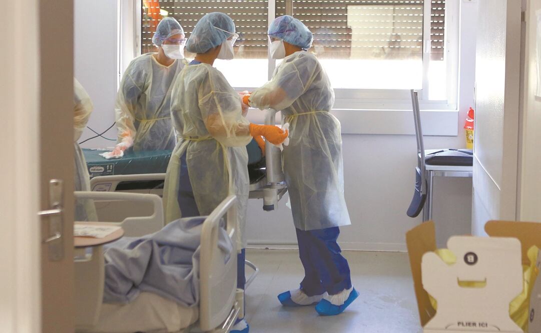Médicos desinfectan una sala destinada a pacientes infectados con coronavirus, en la isla de Córcega. Foto: Pascal Pochard-Casablanca/ AFP.