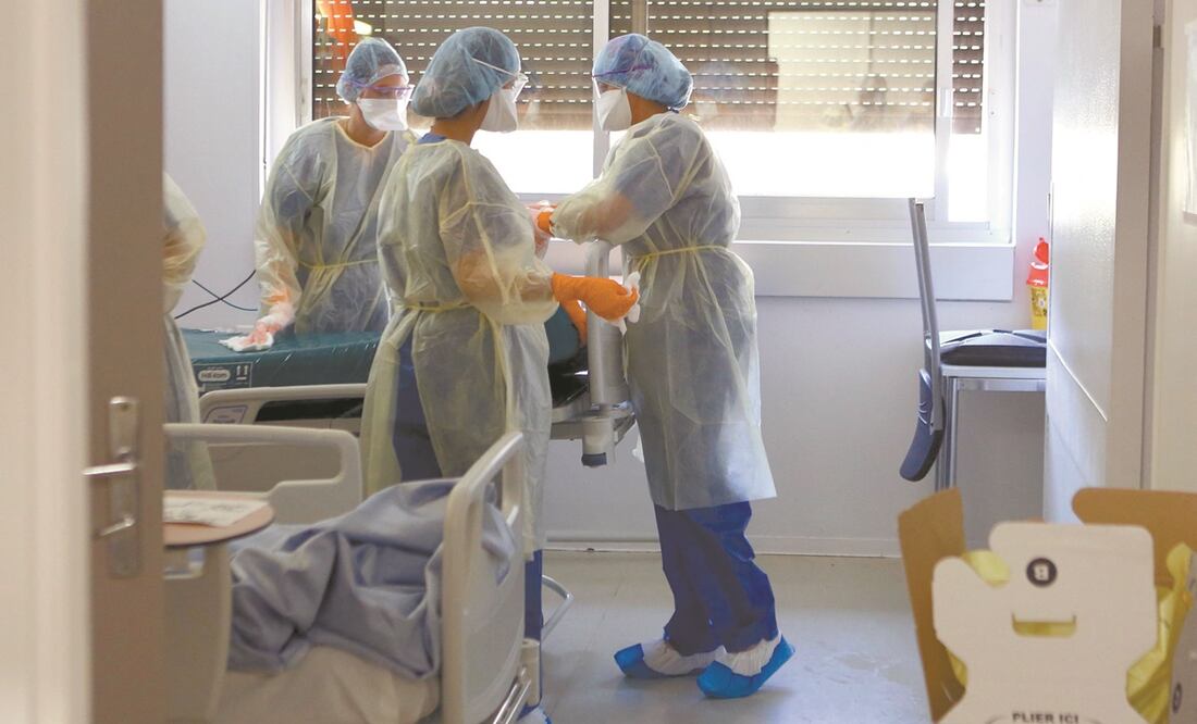 Médicos desinfectan una sala destinada a pacientes infectados con coronavirus, en la isla de Córcega. Foto: Pascal Pochard-Casablanca/ AFP.