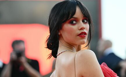 Jenna Ortega brilla con vestido rojo de espalda descubierta