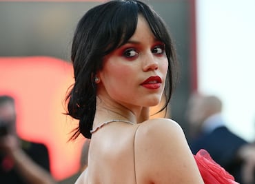 Jenna Ortega brilla con vestido rojo de espalda descubierta