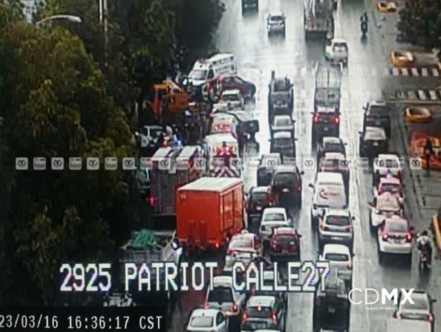 Choca grúa con varios vehículos en av. Patriotismo