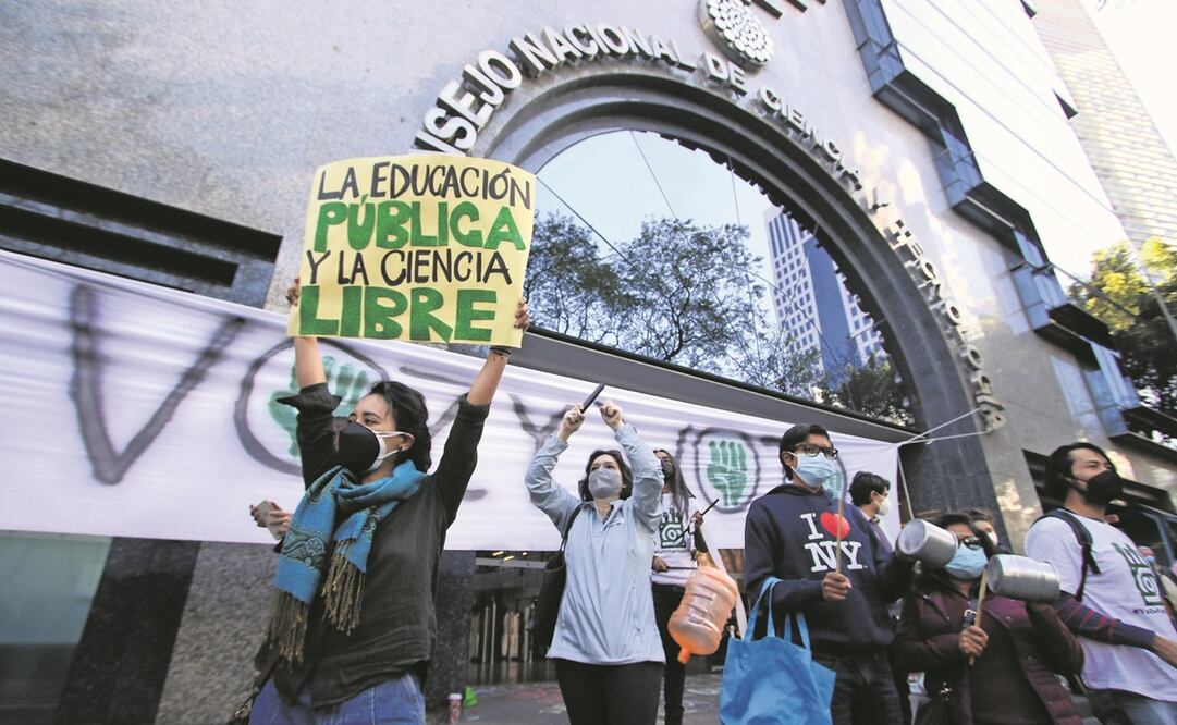 Estudiantes del CIDE, ayer en la protesta afuera del Conacyt; aseguraron que no tienen certezade cuándo y cómo las autoridades querrán modificar sus normativas. Foto: Carlos MEejía/ EL UNIVERSAL