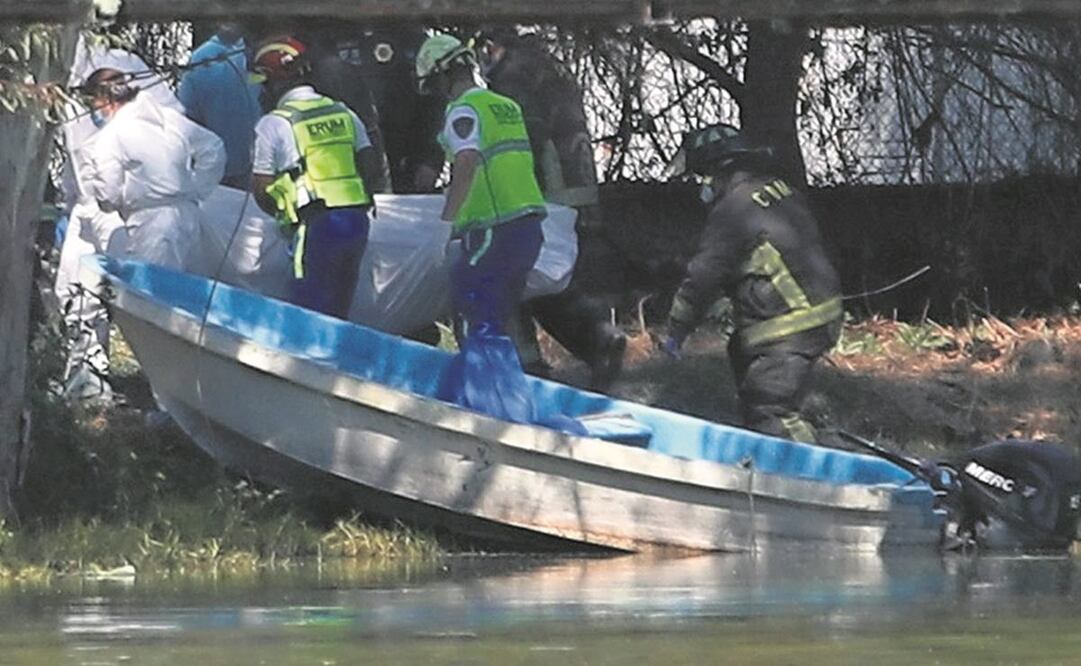 Al sacar el cuerpo, unidades de emergencia indicaron que corresponde a una mujer de entre 25 y 30 años. Foto: Valente Rosas/ EL UNIVERSAL.