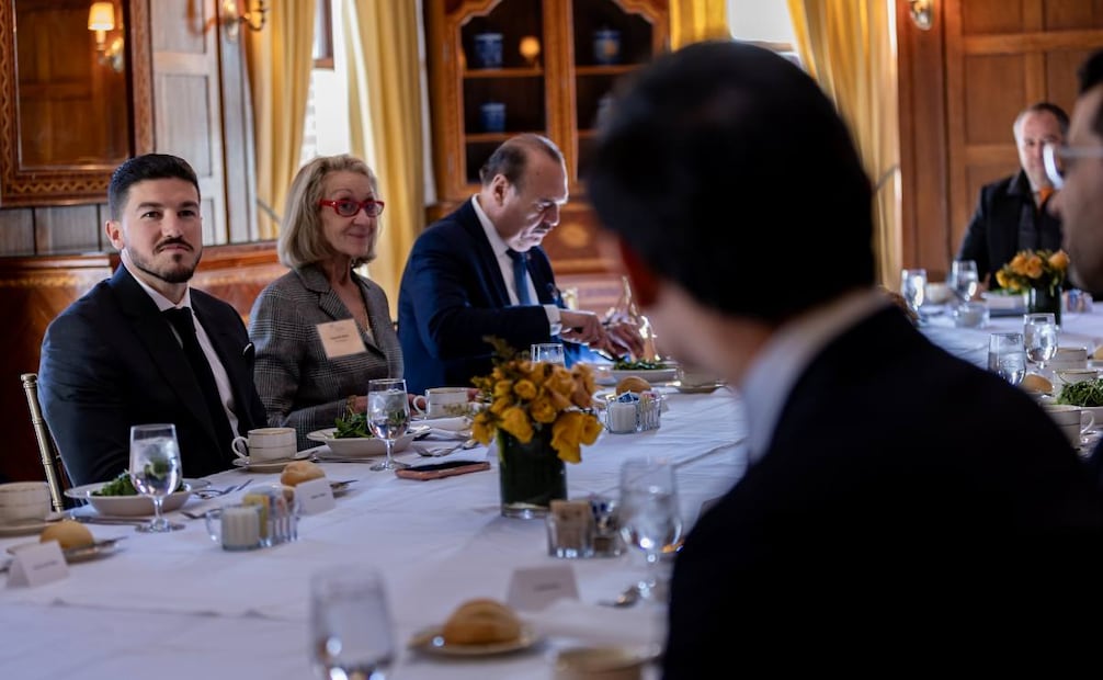 El gobernador de Nuevo León, Samuel García Sepúlveda, acudió a Bloomberg durante su gira de trabajo por Nueva York, EU (31/01/26). Foto: Especial