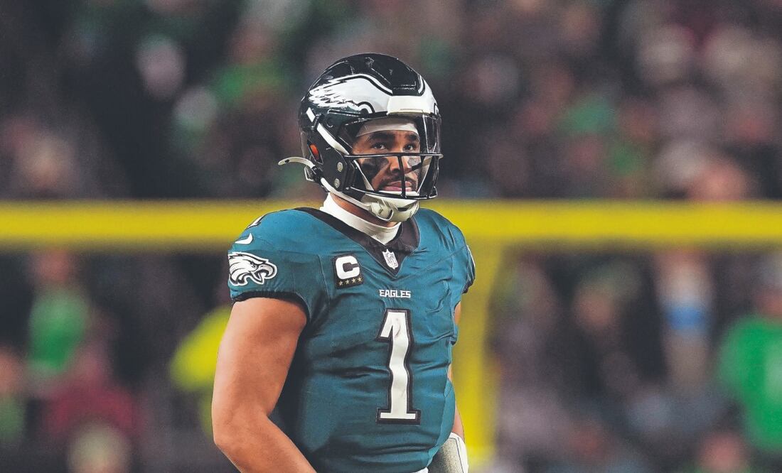Jalen Hurts guía la ofensiva de Eagles, que es muy equilibrada. Foto: de MITCHELL LEFF. AFP