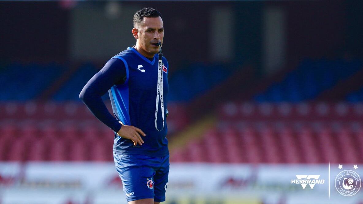 Hugo Chávez en un entrenamiento con Veracruz. Foto: @ClubTiburones.