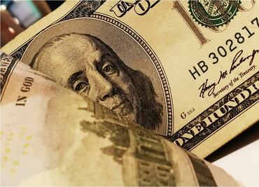 Peso mexicano abre en 17.88 unidades por dólar este viernes de apagón informático global