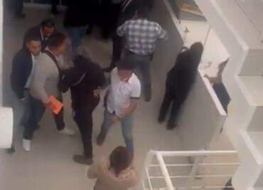 Detención de policías acusados de extorsión causa trifulca en Fiscalía del Edomex; destrozan instalaciones y golpean a agentes