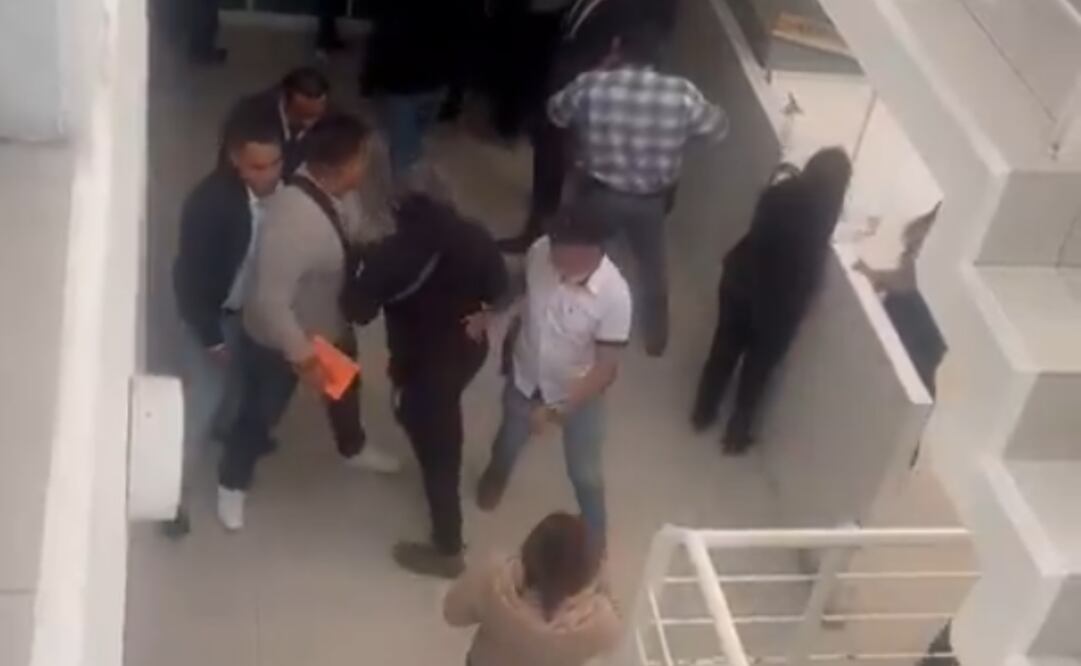 La detención de dos policías acusados de extorsión, causa un zafarrancho en Fiscalía del Edomex (05/12/2024). Foto: Captura de pantalla