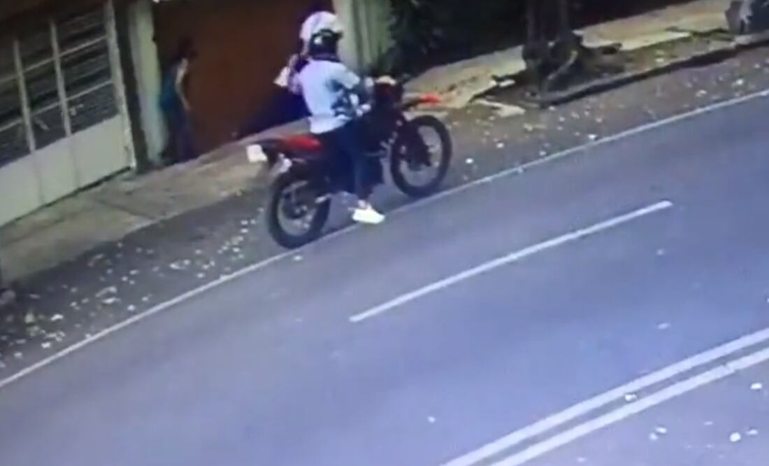 En un video difundido en redes sociales, se aprecia al transeúnte caminando, acompañado de una mujer, cuando segundos después un sujeto corrió hacia él e intentó despojarlo de sus artículos. Foto: Captura de video