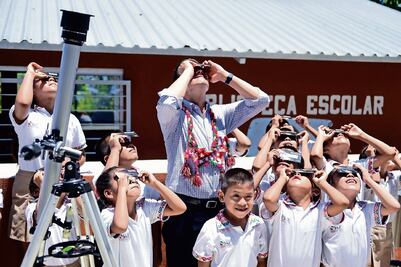 De maestros depende futuro de nuevas generaciones: EPN