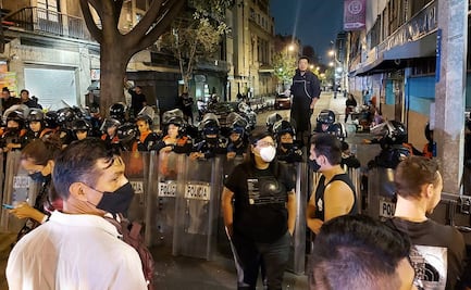 Vecinos aplauden a policías por detención de feministas en la CNDH